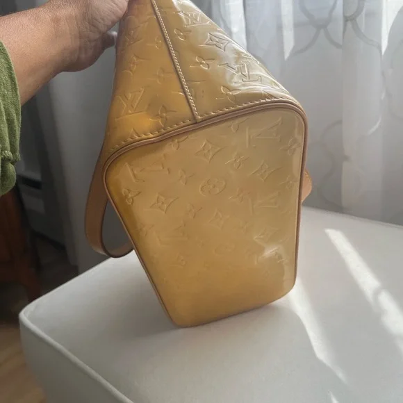 100% Authentic
Louis Vuitton Gold and Tan Houston Vernis - Picture 6 of 14